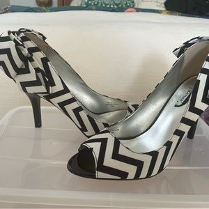 J Renee peep toe chevron print with bow 7.5